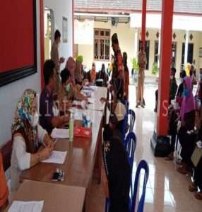 Dalam Penyaluran BLT Minyak Goreng Dan BPNT, Koramil Dan Polsek Puhpelem Pantau Penerapan Protkes