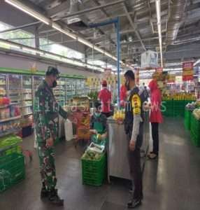 Swalayan Superindo Menjadi Incaran Penerapan PPKM Oleh Babinsa Kelurahan Jajar
