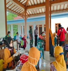 Babinsa Koramil 0805/04 Padas Dampingi Vaksinasi di Wilayah Binaan