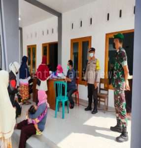 Pastikan Tepat Sasaran, Serda Sukamto Dampingi Pendistribusian BPNT dan BLT Subsidi Minyak Goreng