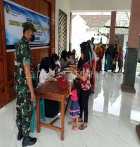 Pastikan Lancar, Serma Yudhi Dampingi Petugas Distribusikan BPNT dan BLT Subsidi Minyak Goreng