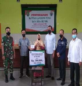 Babinsa Dongko Pastikan Penyaluran BLT Bejalan Lancar Dan Aman
