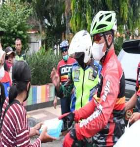 Danrem 081/DSJ Bersama Tim Gowes Ojo Kendor Bagi-Bagi Takjil