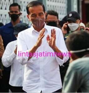 Antusias Warga Menyambut Kedatangan Presiden joko widodo di Surabaya