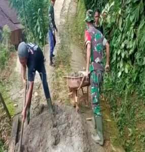 Babinsa Koramil 0801/05 Nawangan Karya Bakti Rabat Beton di Desa Binaan