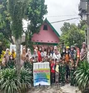 Bersama Siswa-Siswi TK Kartika IV-26, Anggota Koramil 07/Ngrambe Bagi – Bagi Takjil