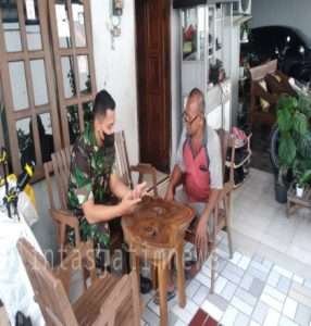 Babinsa Joyotakan Komsos Dengan Warga Untuk Berbagi Ilmu dan Pengalaman