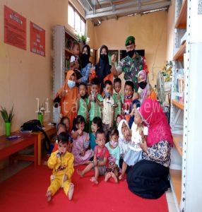 Babinsa Koramil 0805/13 Kedunggalar Ajak Anak-Anak PAUD Selalu Giat Belajar