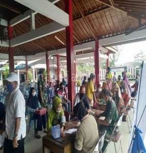 Danramil Beserta Forkopincam Ngadirojo Pantau Vaksinasi Oleh Klinik Kartika Pratama-28 dan Puskesmas