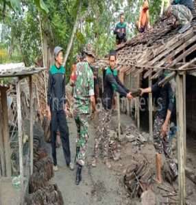 BERSAMA MASYARAKAT BABINSA GOTONG ROYONG KARYA BAKTI BANGUN RUMAH WARGA