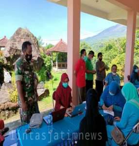 Pastikan Aman dan Lancar, Babinsa Koramil 0805/ 09 Kendal Dampingi Pembagian BLT Dana Desa Tahun 2022