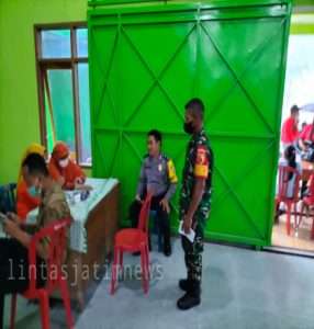 Babinsa Koramil 0805/Widodaren Dampingi  Pembagian BLT Dana Desa