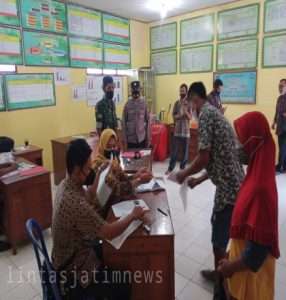Pastikan Tepat Sasaran, Serda Budiyanto Dampingi Pendistribusian  BLT DS bulan ke 4 (empat)