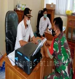 Ciptakan Keakraban, Babinsa Koramil 0801/02 Kebonagung Lakukan Komsos Dengan Perangkat Desa