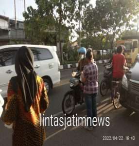 Warga Lebak Bagi Takjil untuk pengendara jalan kenjeran