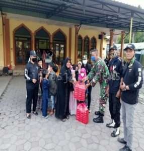 Sinergitas Babinsa Bersama FKPPI 11.35 Surakarta Bagikan Takjil Buka Puasa