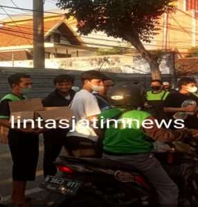 Beberapa Karyawan UBS bagi takjil Menjelang Berbuka Puasa