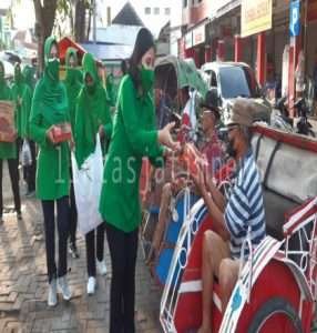 Ketua Persit Kodim Sukoharjo Terjun Langsung Bagikan Takjil