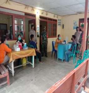 BABINSA KORAMIL 0805/04 PADAS MELAKSANAKAN PENGAMANAN DAN MONITORING VAKSIN COVID-19