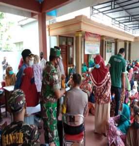 Pendampingan Vaksinasi dosis 1,2 dan Booster, Babinsa Posramil Gerih Himbau masyarakat tetap Disiplin protkes