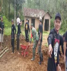 Wujud Kekompakan, Babinsa Koramil 0801/09 Sudimoro Melaksanakan Karya Bakti Di Desa Binaan