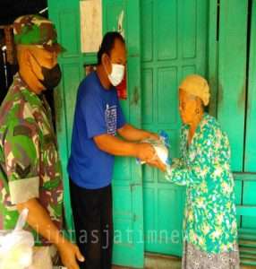 Bersama Perangkat, Babinsa Desa Pakel Distribusikan Zakat Fitrah dari Baznas