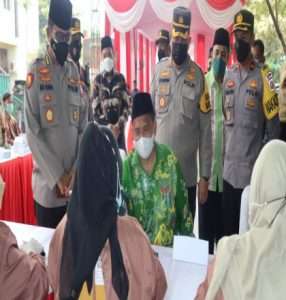 Polda Jatim bersama Ketua PCNU Gresik Vaksinasi di Ponpes Darul Ihsan Menganti