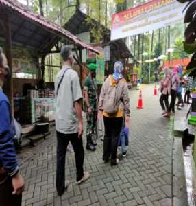 BABINSA AWASI PENERAPAN DISIPLIN PROKES DI TEMPAT WISATA WILAYAH KECAMATAN JOGOROGO