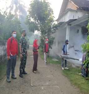 Cegah Penyebaran DBD, Babinsa Koramil 0806/03 Durenan Dampingi Kegiatan Fogging