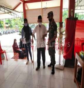 Babinsa Koramil 19/Purwantoro Bantu Kelancaran Vaksinasi