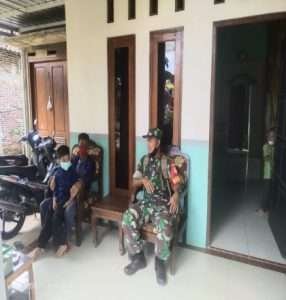 Jalin Keakraban, Babinsa Komsos Dengan Warga Diwilayah Binaan