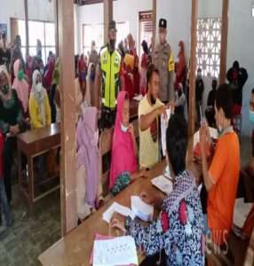 Pastikan Aman Dan Lancar, Babinsa dan Babinkamtibmas Desa Jambu Kawal Pembagian BLT