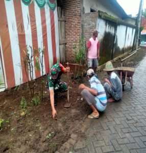 Antisipasi Demam Berdarah, Sertu Darmadi Bersama Warga Kerja Bakti Bersihkan Lingkungan