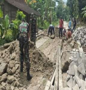 WUJUD NYATA BAKTI TNI, BABINSA POS RAMIL KARANGANYAR BERSAMA WARGA KARYA BAKTI PERBAIKAN JALAN