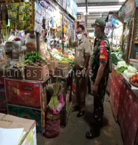 Pasar Tradisional Menjadi Sasaran Penerapan PPKM Oleh Babinsa Jelang Lebaran Babinsa Jelang Lebaran