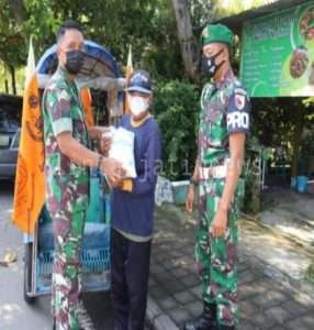 Jelang Hari Raya Idul Fitri,Kodim Ngawi Salurkan Zakat Fitrah Kepada Masyarakat Kurang Mampu