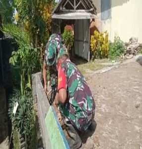 Wujud Peduli, Babinsa Koramil 0801/06 Bandar Gotong Royong Membuat Pagar Masjid