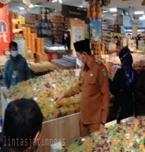 Jelang Idul Fitri, Wabup Subandi Sidak Mamin di Supermarket