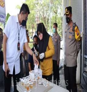 Wujudkan Mudik Aman Mudik Sehat,Polresta Sidoarjo Gelar Test Urine Sopir Bus di Terminal Purabaya