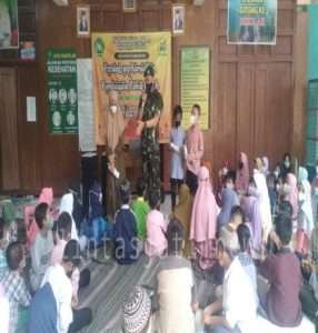 Babinsa Joyotakan Berikan Motivasi dan Terapkan PPKM di MI Orbit Surakarta