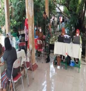 Dukung Percepatan Penanganan Covid-19,  Babinsa Sewu Dampingi Pelaksanaan Vaksinasi di Wilayah