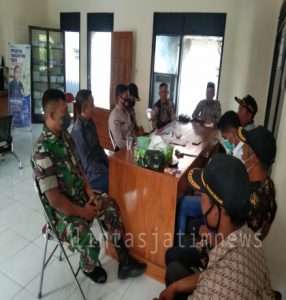 Babinsa Pos koramil Gerih Komsos Dengan  Perangkat Desa
