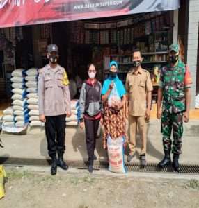 Pastikan Tepat Sasaran, Babinsa Bersama Bhabbinkamtibmas Desa Ngentrong Pantau Penyaluran BPNT