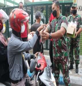 Ini Serunya Para Serdadu Bagi Takjil Gratis di Depan Makodim Tulungagung