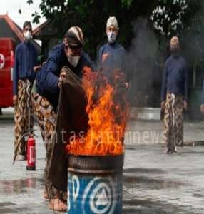 Puluhan Abdi Dalem Kraton Daerah Istimewa Yogyakarta (DIY) Gelar simulasi kebencanaan di lingkungan Kraton