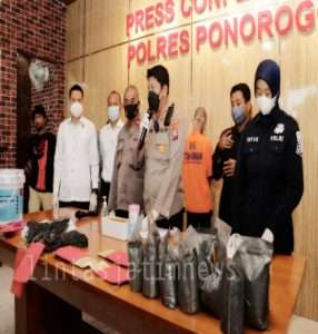 Gerak Cepat Polres Ponorogo Berhasil Mengamankan 2 Tersangka Pengedar Serbuk Petasan