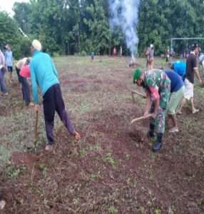 Ciptakan Lingkungan Yang Bersih, Anggota Koramil Ngrambe Kerja Bakti Bersihkan Lingkungan