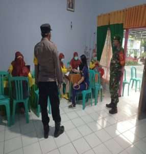 BABINSA KORAMIL 0805/06 KWADUNGAN MELAKSANAKAN PENGAMANAN DAN MONITORING VAKSIN COVID-19