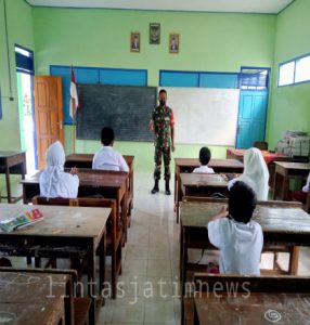 Tanamkan jiwa Nasionalisme, Babinsa Karangjati Melaksanakan Pembinaan karakter kepada siswa dan siswi di SDN Puhti