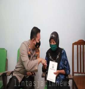 Lawan Jambret, Mbah Poninten Terima Penghargaan dari Kapolres Kediri
